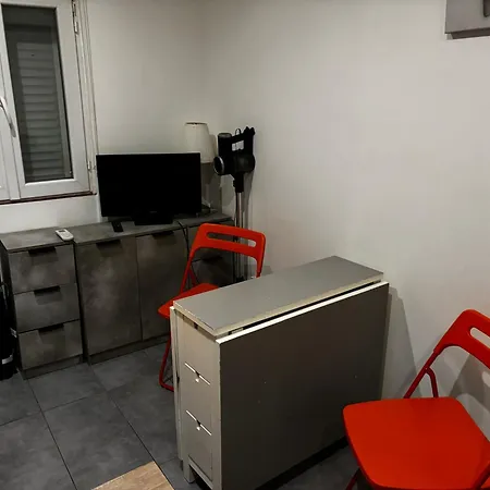 Aprile Apartman *